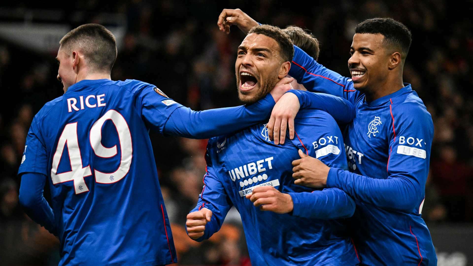 游泳冠军潘展乐走进小学校园,和小学生们做游戏.