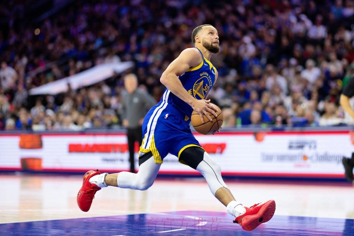 巴特勒倒地成功将球断下,库里追身三分命中勇士仅落后2分 巴特勒倒地成功将球断下,库里追身三分命中勇士仅落后2分