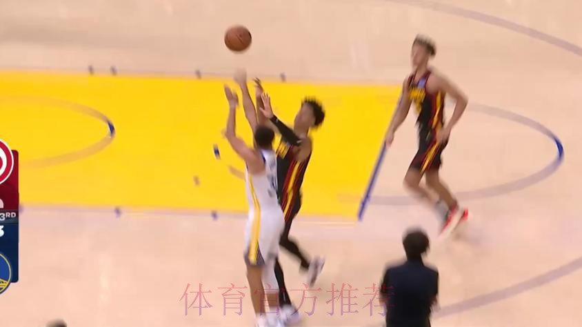 巴特勒倒地成功将球断下,库里追身三分命中勇士仅落后2分 巴特勒倒地成功将球断下,库里追身三分命中勇士仅落后2分