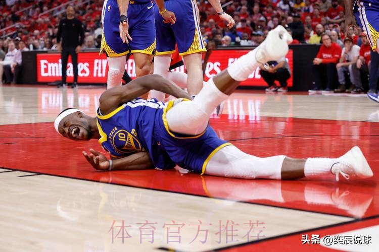 巴特勒倒地成功将球断下,库里追身三分命中勇士仅落后2分 巴特勒倒地成功将球断下,库里追身三分命中勇士仅落后2分